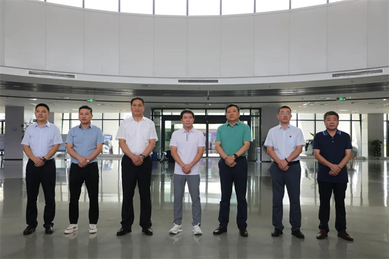 乐盈VI陪同舒华体育来滨考察体育产业发展情况